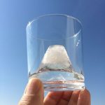 グラスを飾るちょっとおしゃれな製氷機☆ 富士山型の氷が作れる「富士山型製氷器」