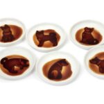 犬派も満足?!猫だけじゃなかった☆ キュートな犬の姿が浮かび上がる「イヌ醤油皿」