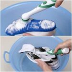 スニーカなど運動靴を手軽に洗える☆ 手を汚さず使えて便利な靴用電動ブラシ「電動シューズブラシ」