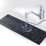 これなら飲み物をこぼしても安心かも☆ 丸ごとそのまま水洗いできちゃうウォッシャブルな キーボード「洗えるキーボード」