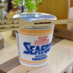 フタにはめ込んで閉じることができる☆ カップ麺用のユニークなフォーク「ハングリーフォーク」